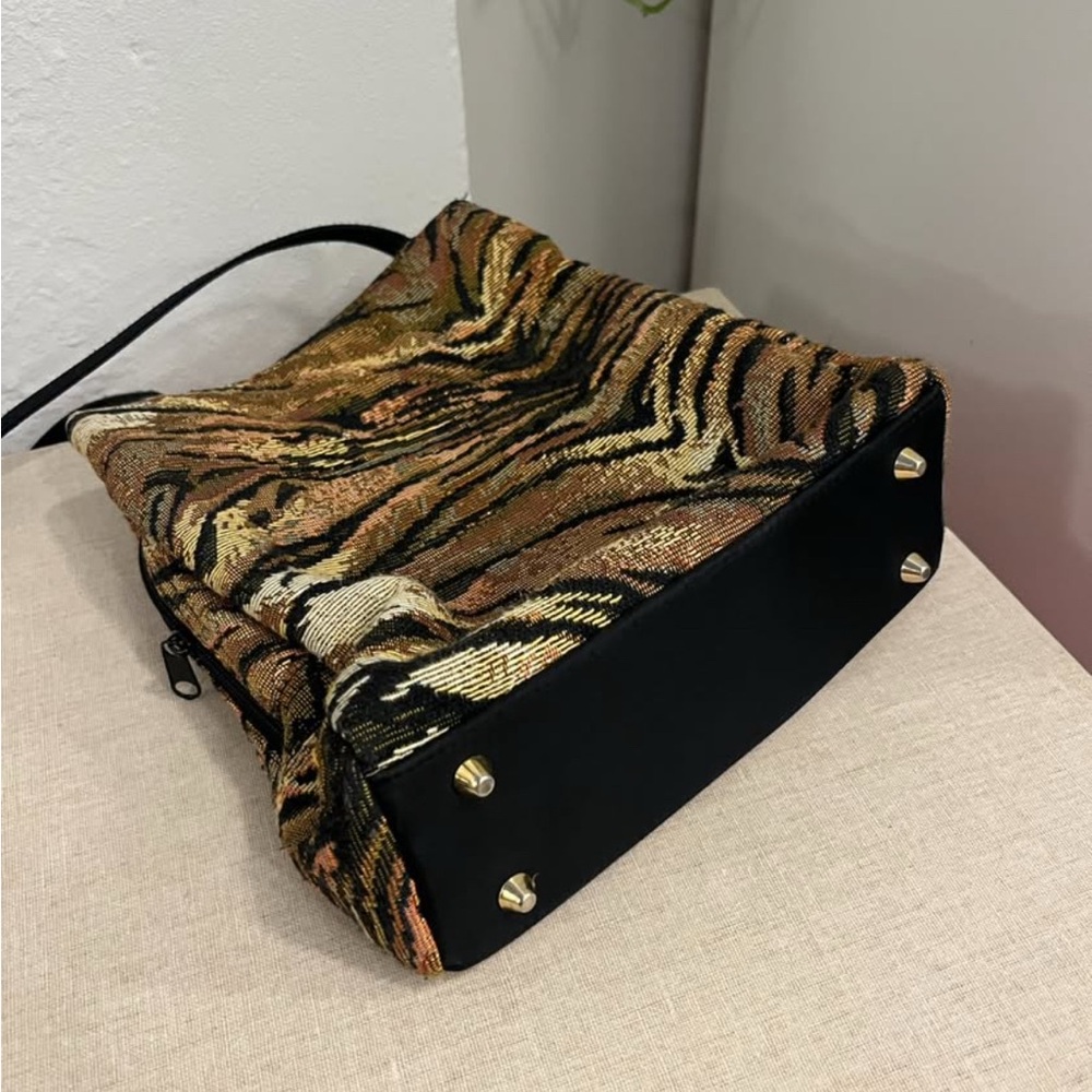 Vintage tiger tapestry shoulder bag with gold hardware and black straps - Picture 5 of 5